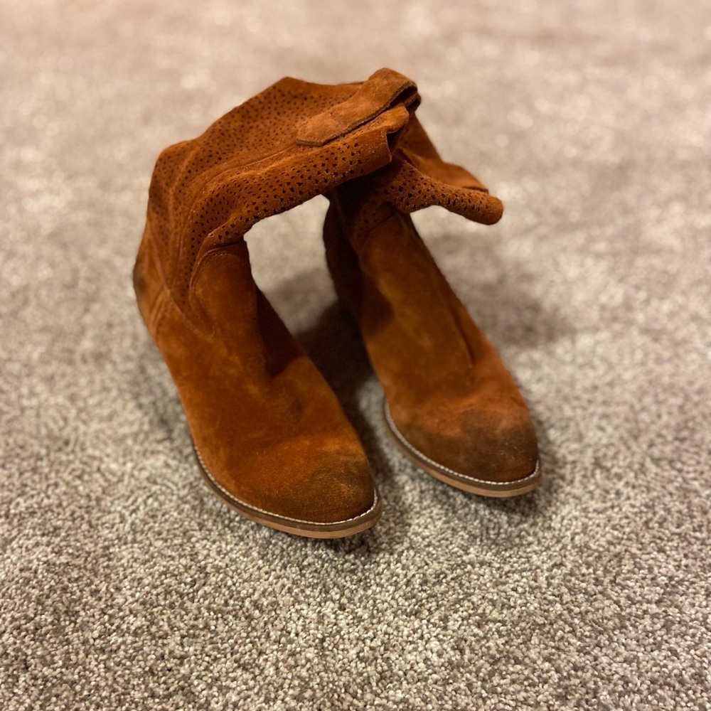 Womens BCBG cowboy boot. Size 6